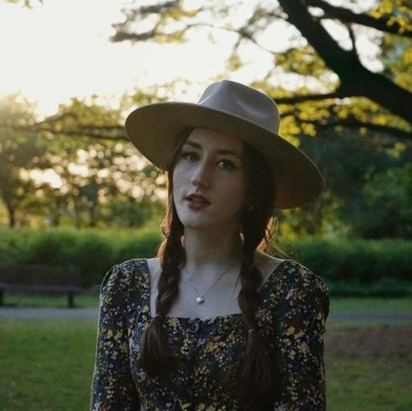 Meet your Posher, Laura - Picture 1 of 1